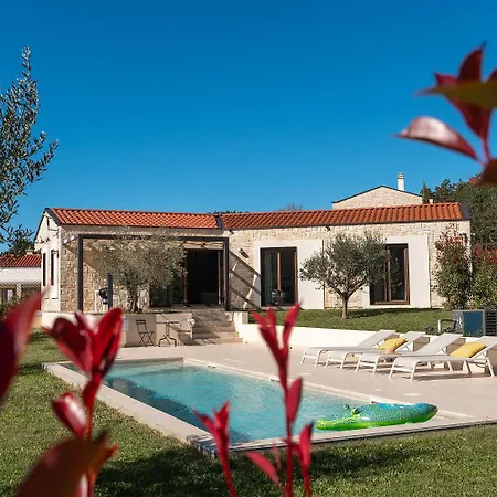 Einzigartiges Steinhaus Mit Privatpool, Grossem Garten, Grill, Liegen