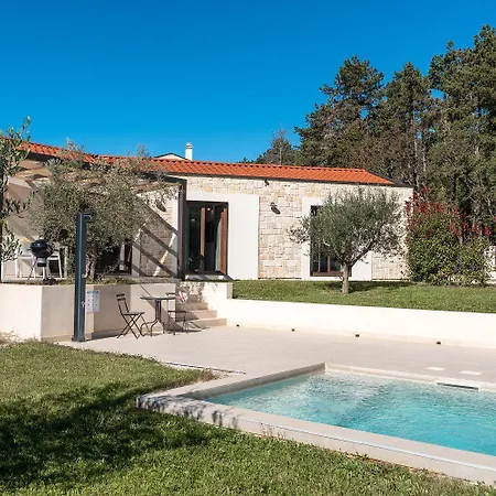 Einzigartiges Steinhaus Mit Privatpool, Grossem Garten, Grill, Liegen Casa de Férias