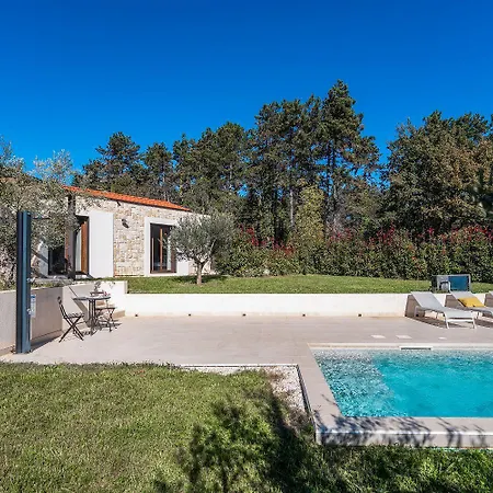 Einzigartiges Steinhaus Mit Privatpool, Grossem Garten, Grill, Liegen Hébergement de vacances