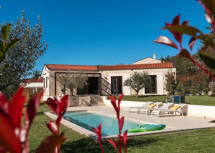 Einzigartiges Steinhaus Mit Privatpool, Grossem Garten, Grill, Liegen