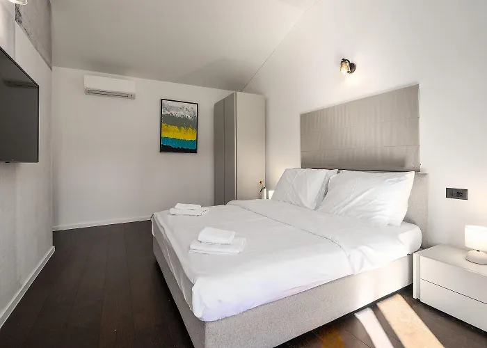 Einzigartiges Steinhaus Mit Privatpool, Grossem Garten, Grill, Liegen