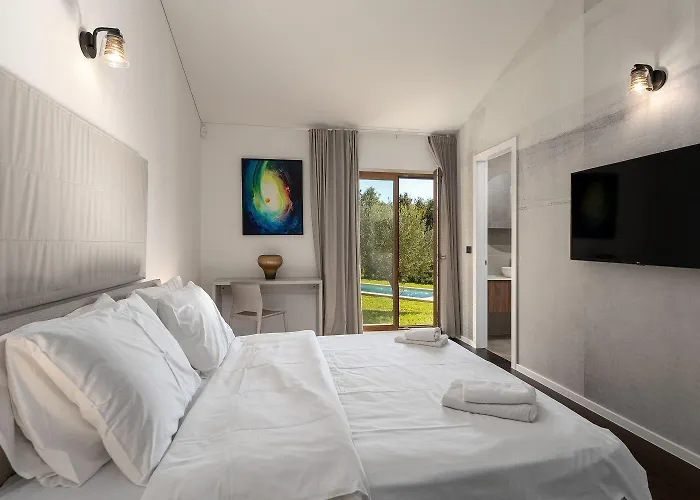 Einzigartiges Steinhaus Mit Privatpool, Grossem Garten, Grill, Liegen