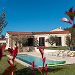 Einzigartiges Steinhaus Mit Privatpool, Grossem Garten, Grill, Liegen