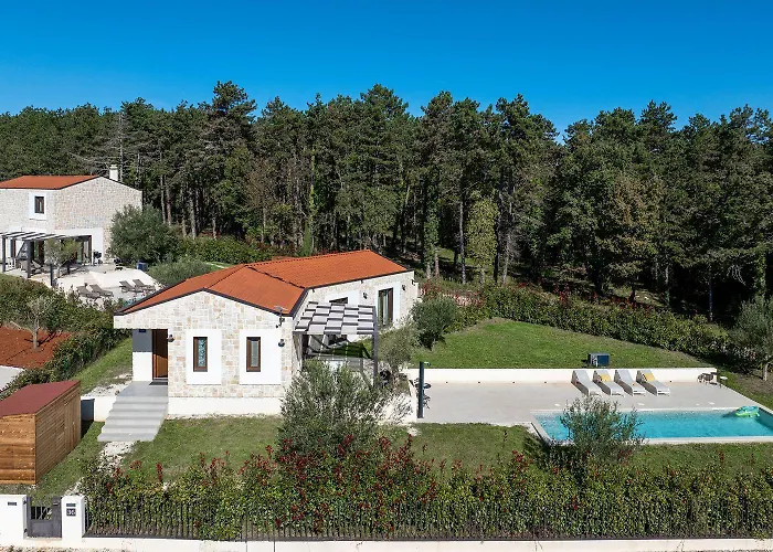 Einzigartiges Steinhaus Mit Privatpool, Grossem Garten, Grill, Liegen Semesterbostad *