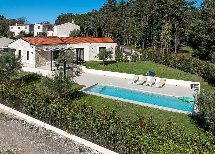 Einzigartiges Steinhaus Mit Privatpool, Grossem Garten, Grill, Liegen Semesterbostad